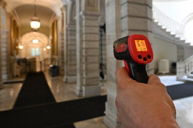 纽约市长敦促市民空调只开26℃，市政厅却低达12℃