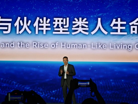直击WAIC丨荣耀CEO李健：智能体操作系统将拥有基础生命特征、认知记忆系统、自我意识和灵魂